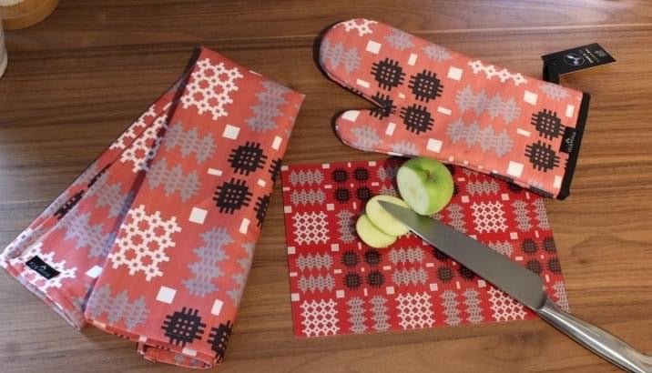 Welsh Tapestry blanket print Oven Mitt - Red - Giftware Wales