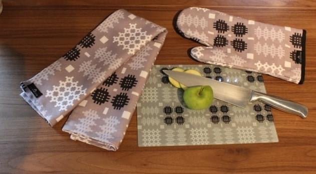 Welsh Tapestry blanket print Oven Mitt - Grey - Giftware Wales